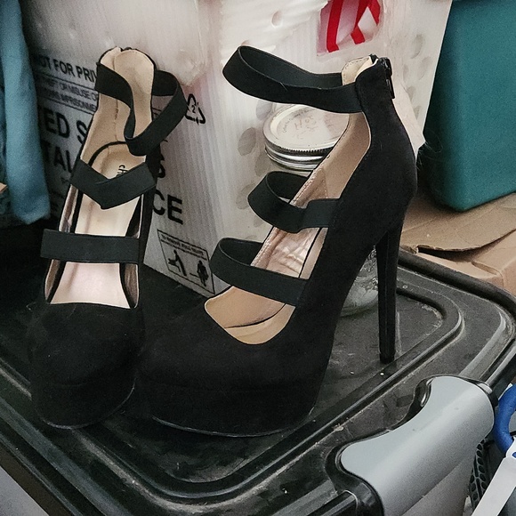 Black strappy pumps - Picture 1 of 4